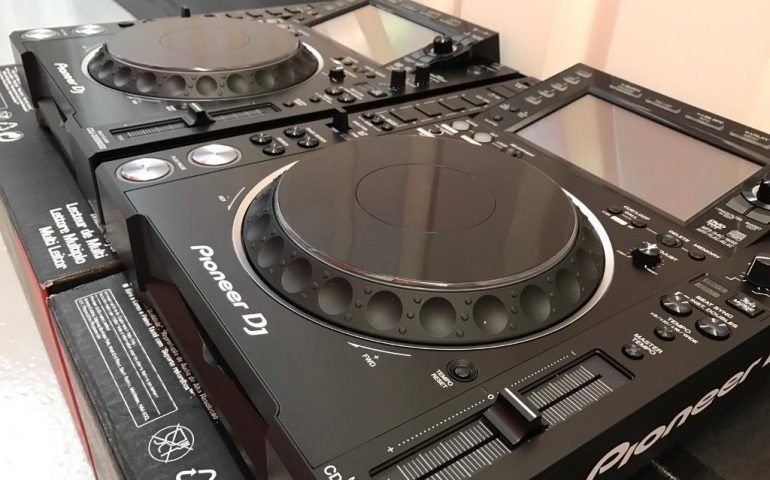 Verkoop Pioneer DJ 2x Pioneer Cdj-2000Nxs2 &amp; Djm-900Nxs2 + Hdj-2000 Mk2 Dj Pakket